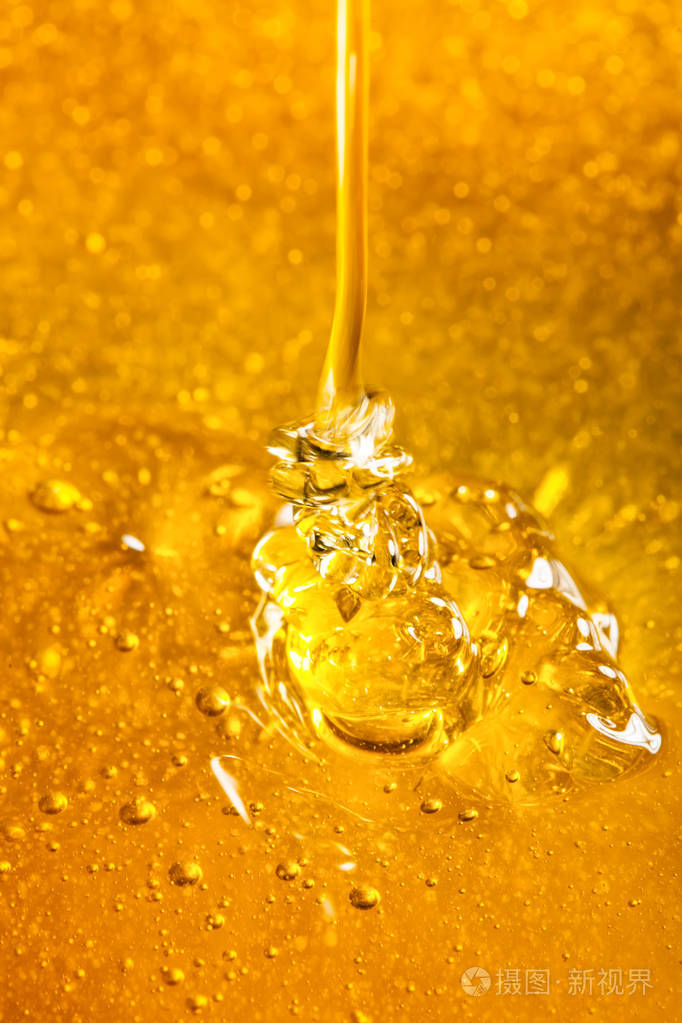 金色的蜂蜜从勺子里流下来健康食品理念健康饮食饮食选择性对焦