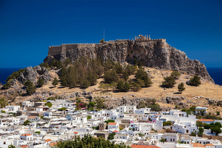 希腊罗得斯岛上方林多斯和古卫城的白色小住宅景观