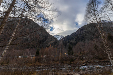 山脉全景，山峰，雪山，村庄，溪流，小径，靠近意大利阿拉尼亚瓦尔斯西亚。