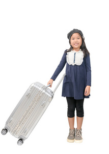 快乐的亚洲女孩拿着大行李，孤立于白色背景旅行概念之外