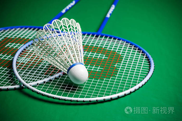 羽毛球拍和羽毛球在绿色地面特写镜头3d渲染