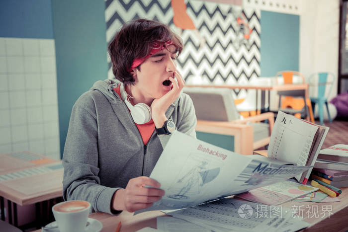 学生在做大量作业时感到困倦