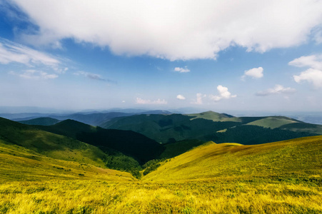 山峦上美丽的云景