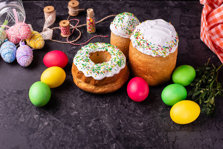 复活节蛋糕鸡蛋假期。 复活节蛋糕和彩色鸡蛋在黑暗的背景上。 它可以用作背景