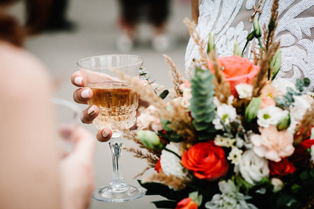 时尚新娘，婚礼花束，捧着一杯香槟