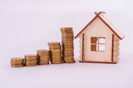 金融房地产金币和房子。 概念财产投资和住房抵押金融
