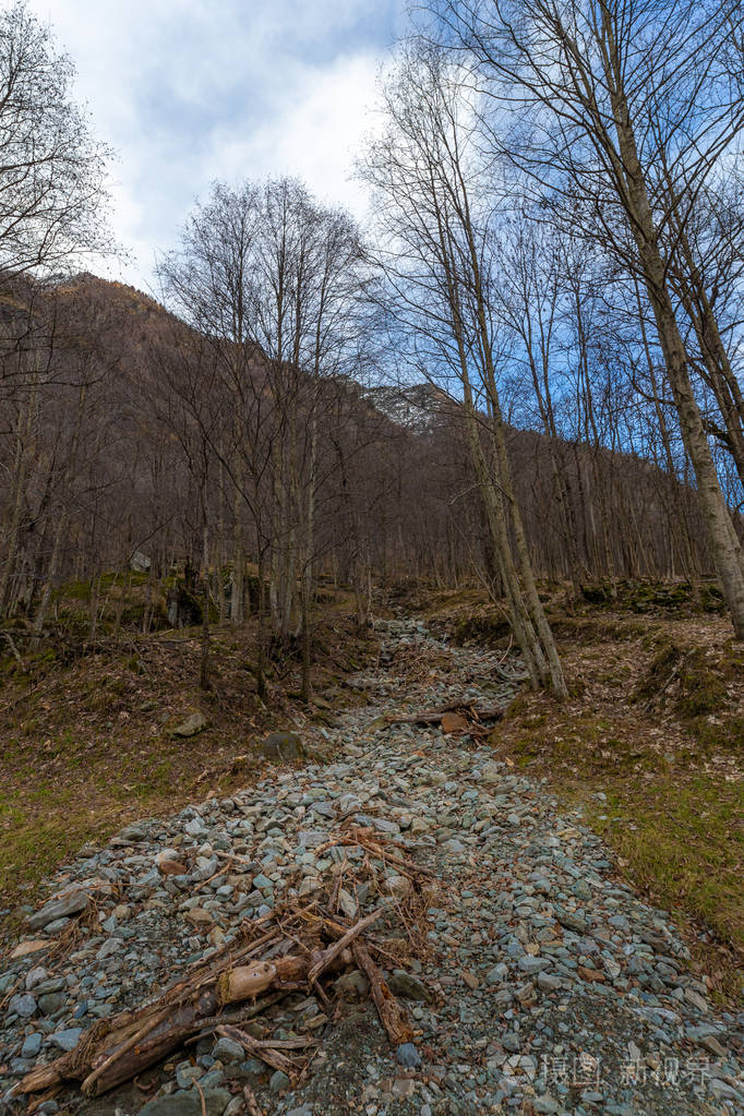 山脉全景，山峰，雪山，村庄，溪流，小径，靠近意大利阿拉尼亚瓦尔斯西亚。