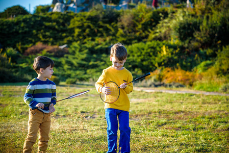 孩子们打羽毛球图片-孩子们打羽毛球素材-孩子们打羽毛球插画-摄图新