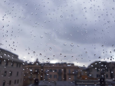 意大利罗马04122018春季强雨后窗户上水滴效应的惊人字幕