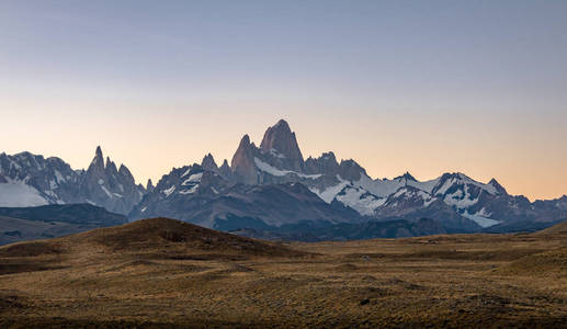 菲茨罗伊山在巴塔哥尼亚日落时的阿根廷艾尔哈尔特