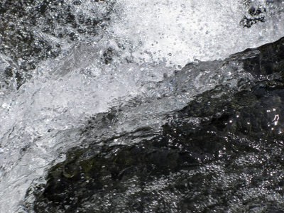 水在岩石上流动和飞溅图片