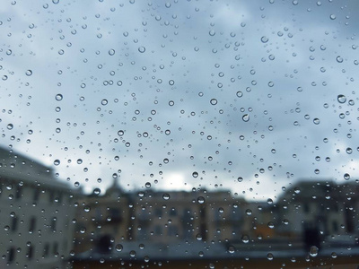 意大利罗马04122018春季强雨后窗户上水滴效应的惊人字幕