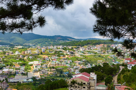 越南达拉特市从山上俯瞰全景