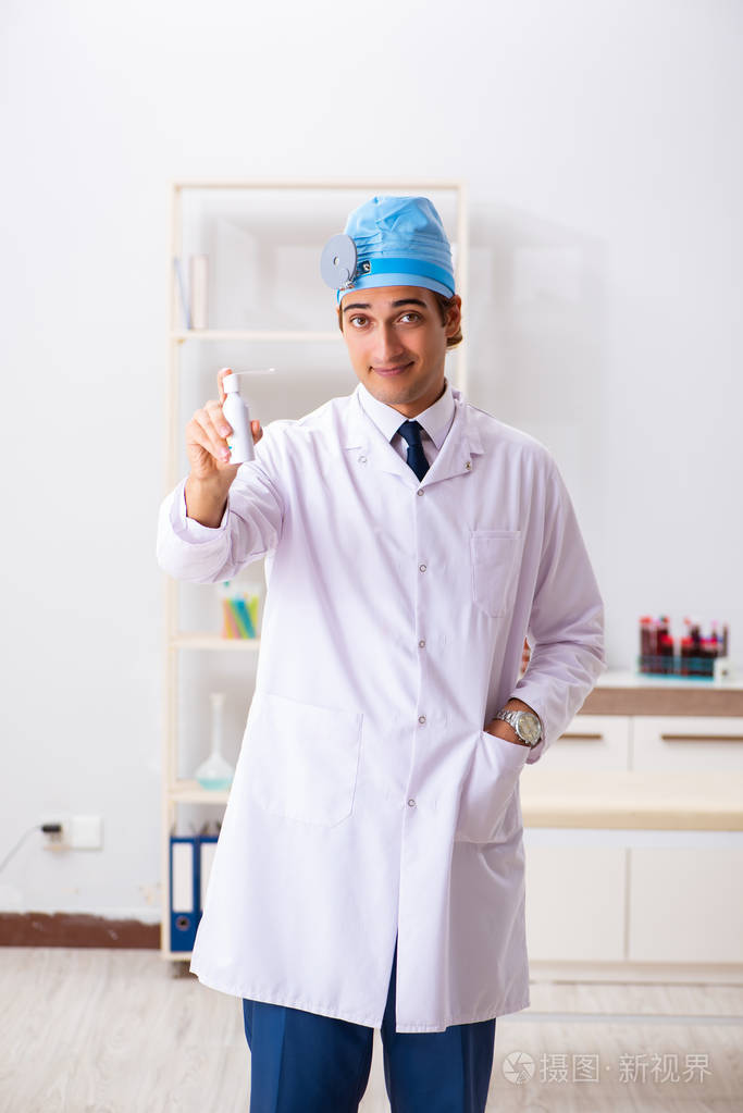 在医院工作的年轻男医生耳鼻喉科医生