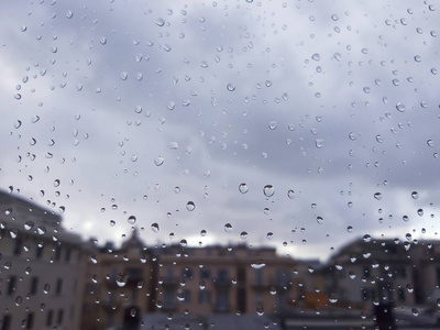 意大利罗马04122018春季强雨后窗户上水滴效应的惊人字幕