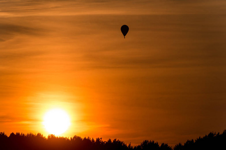 在美丽的日落中，气球飞上天空