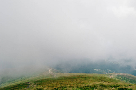 山山雾景图片