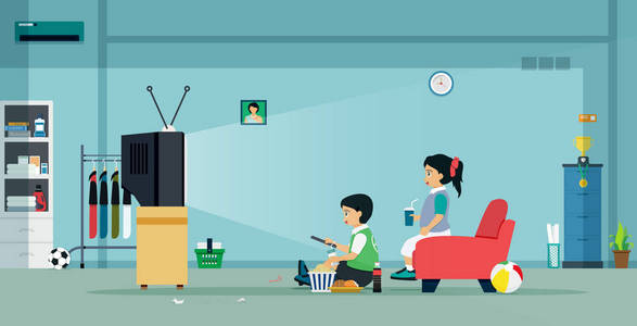 男孩和女孩正在家里看电视。