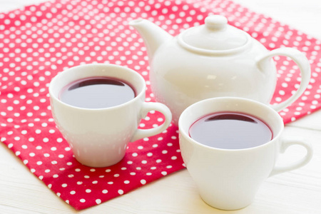 红茶仪式一杯茶茶壶上的花红白点背景特写