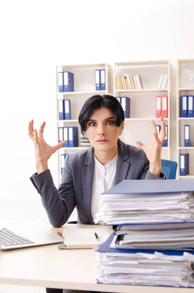 中年女商人对过度工作不满