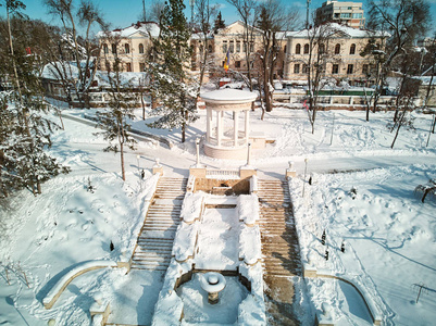 瓦雷亚莫里尔公园的级联梯子覆盖着雪。 空中射击。 摩尔多瓦