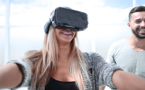 女孩在 Vr 眼镜虚拟现实与游戏板玩游戏