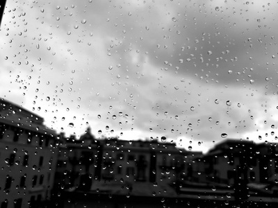 意大利罗马04122018春季强雨后窗户上水滴效应的惊人字幕