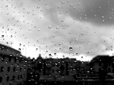 意大利罗马04122018春季强雨后窗户上水滴效应的惊人字幕