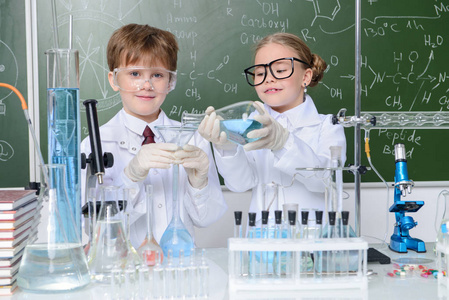 两名儿童科学家在实验室做实验. 教育观念. 儿童的早期发育.照片