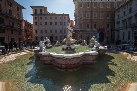 意大利罗马2018年2月26日美丽的雪日雪下纳沃纳广场和丰塔纳迪奎特罗菲米四条河流的喷泉的美丽景色