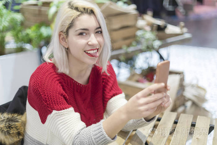 年轻人给自己拍照