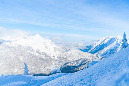 查看冬季景观与雪覆盖阿尔卑斯山在西菲尔德在奥地利州蒂罗尔。 奥地利冬季
