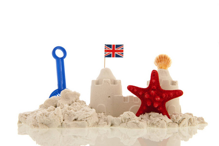 英国沙堡，红色玩具和旗帜孤立在白色背景上