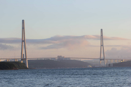 横跨海峡的电缆桥.