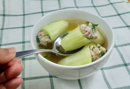 泰国菜和食物，一碗美味的黄瓜汤与猪肉臊子。