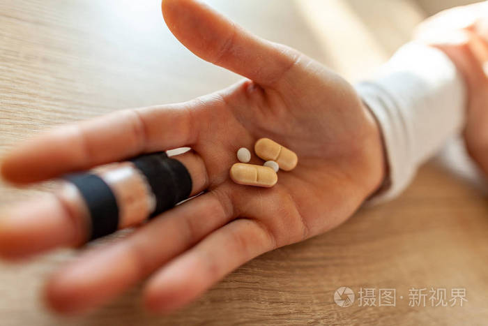 手中的药片是为了健康