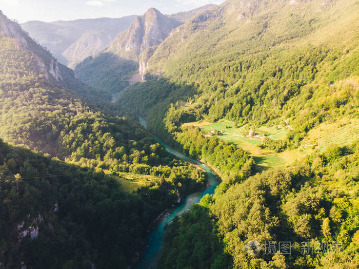 峡谷中山河的鸟瞰与清澈的蔚蓝河.美丽的大自然