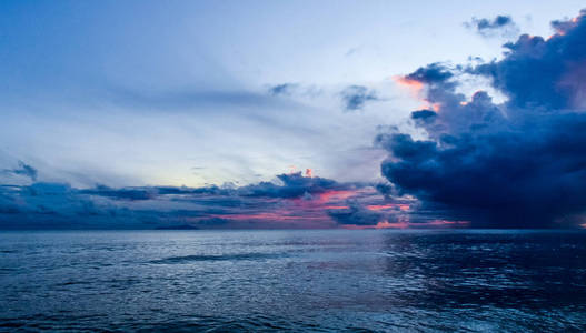 西塞尔岛的日落。海上夏日云天