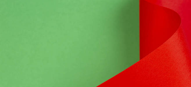 抽象五颜六色的背景与红色绿色纸在几何形状。选择性对焦