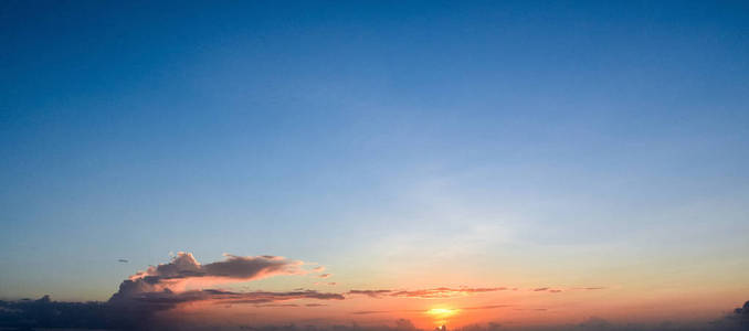 西塞尔岛的日落。海上夏日云天