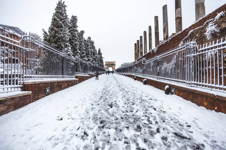 意大利罗马2018年2月26日雪的一个可爱的一天美丽的景色，途经萨克拉和蒂托拱门附近的竞技场下着雪。
