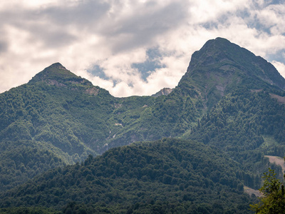 壮观的青山与缆车和山峰与云。 黑金字塔山俄罗斯高加索山脉