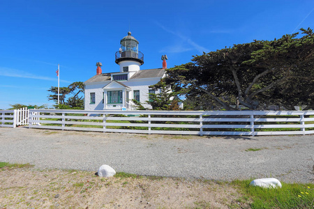 皮诺斯点是加利福尼亚太平洋格罗夫蒙特利湾西海岸最古老的连续运行灯塔
