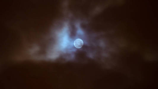 月食在满月。夜空背景下树上的超级蓝色月亮。