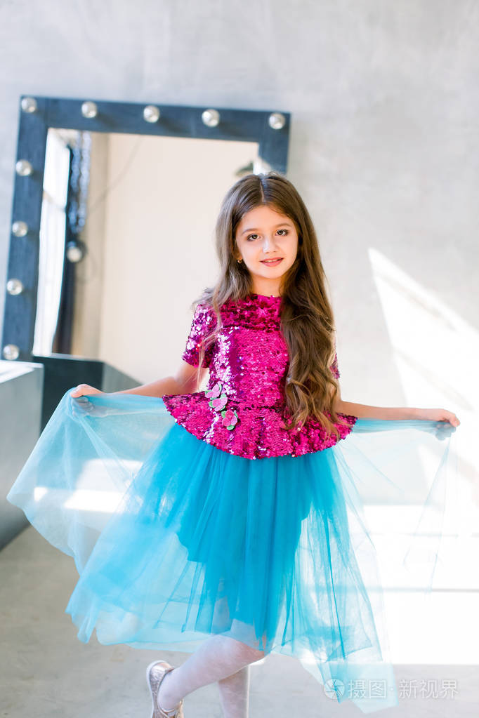 五岁的女孩子摆姿势.照片-正版商用图片17lhs5-摄图新视界