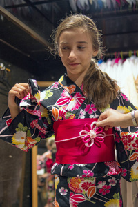 穿着和服的漂亮女孩。 和服是日本流行的传统服装。欧洲女孩穿和服。女孩穿日本传统和服的肖像。