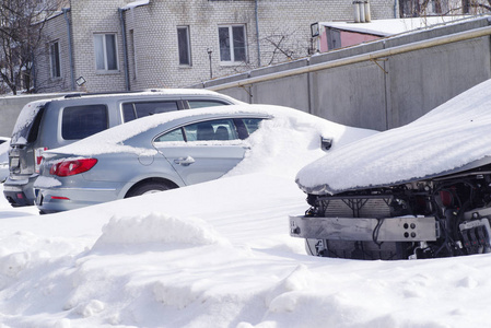 白雪覆盖的汽车冬季景观。 雪地里的车。 车上的雪。