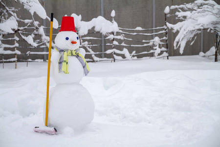 戴着红色帽子和围巾的雪人是孩子们做的。