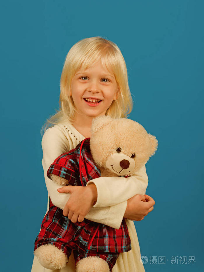 我最好的朋友带着泰迪熊的小女孩.小女孩抱着玩具熊.