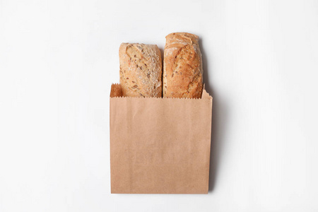 纸袋，面包面包在白色背景顶部视图。 设计空间